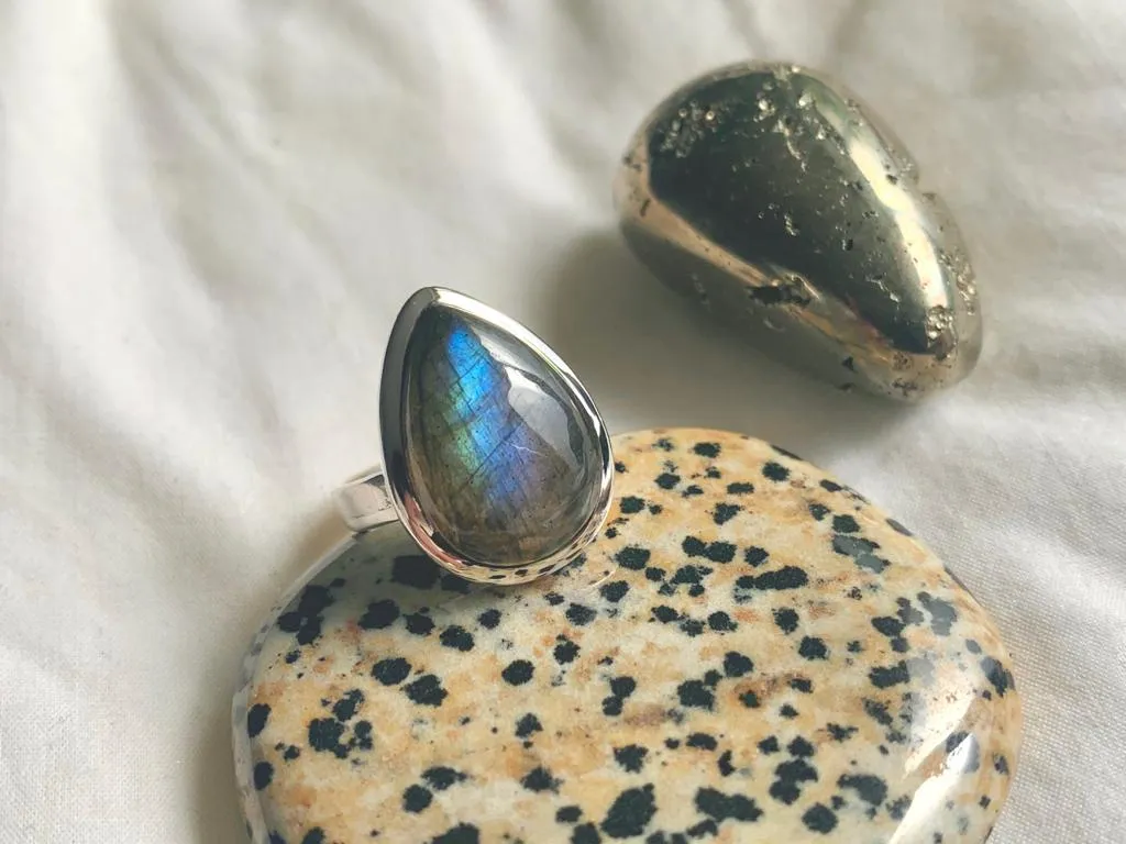 Labradorite Naevia Ring - Small Drop