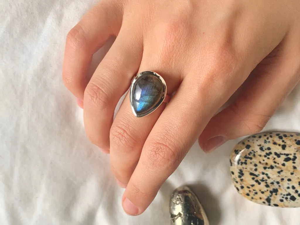 Labradorite Naevia Ring - Small Drop